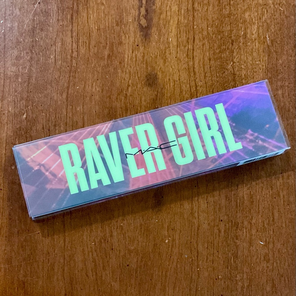 MAC Raver Girl Eye Shadow x 8 and Highlighter Palette - Picture 2 of 2